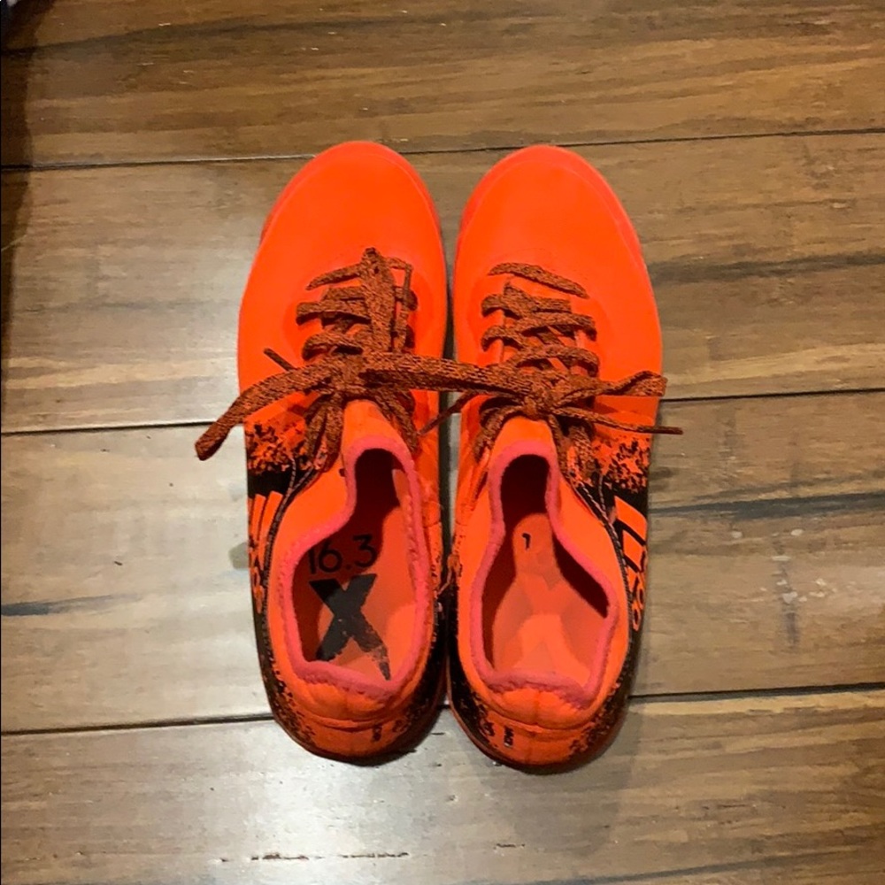 Indoor soccer shoes